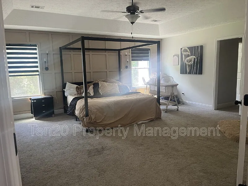 4 bed, 2.5 bath, 2433 sqft, $2,500 — Photo 4