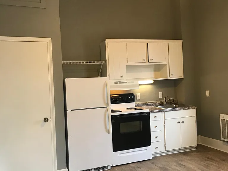 228 E 4th St #3 — Photo 2