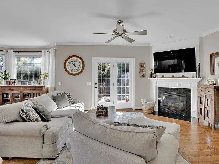 1005 Tarrytown Ln — Photo 14