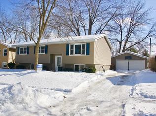 1215 Eisenhower Rd, Hiawatha, IA 52233