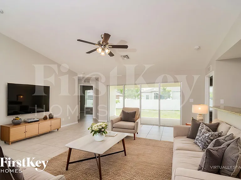 2321 NW 9th Ave — Photo 3