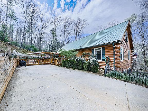 3rd image of 290 Ruby Ln
