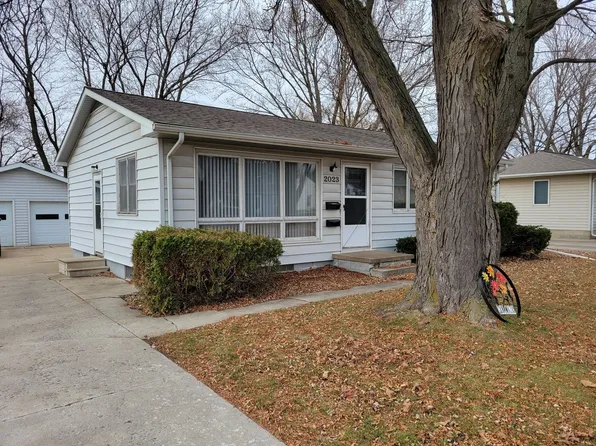 2023 Valley Park Dr, Cedar Falls, IA 50613