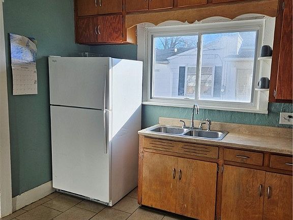 5th image of 643 Sweitzer St