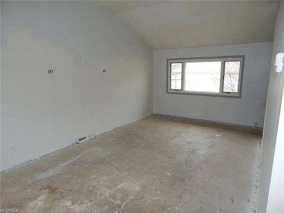 5th image of 6042 W 130th St