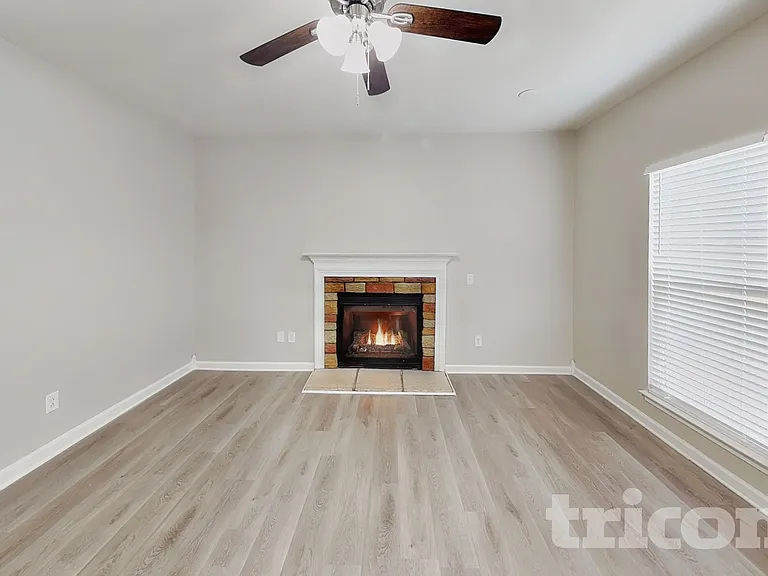 1002 Hollingdale Ct — Photo 2