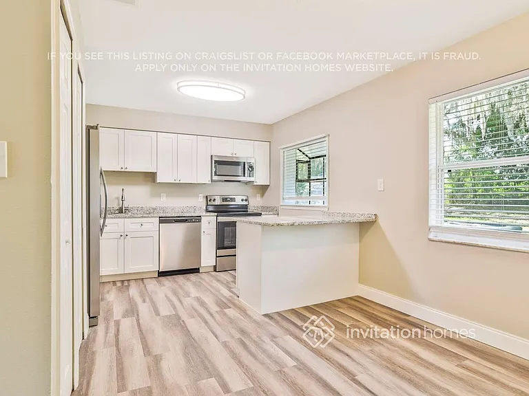 316 E Rose Ln — Photo 6