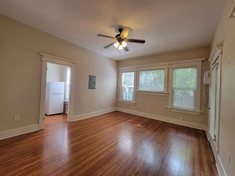 255 6th Ave NE #5 — Photo 2
