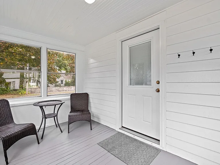 989 Union St — Photo 3