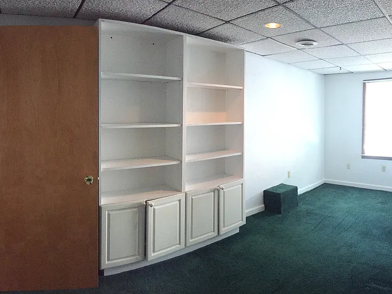 832 Evergreen Avenue — Photo 2