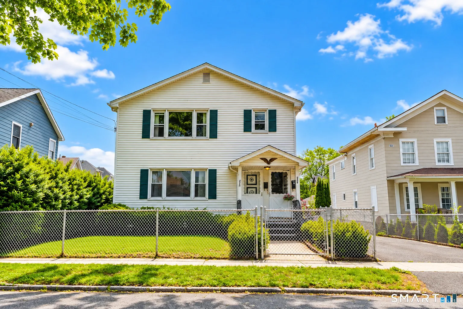 2 bed, 1.0 bath, 2340 sqft, $2,200 — Photo 1