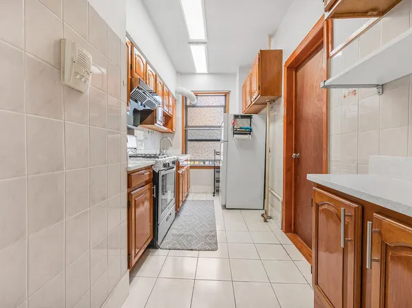 8320 Bay Parkway image 13 of 20