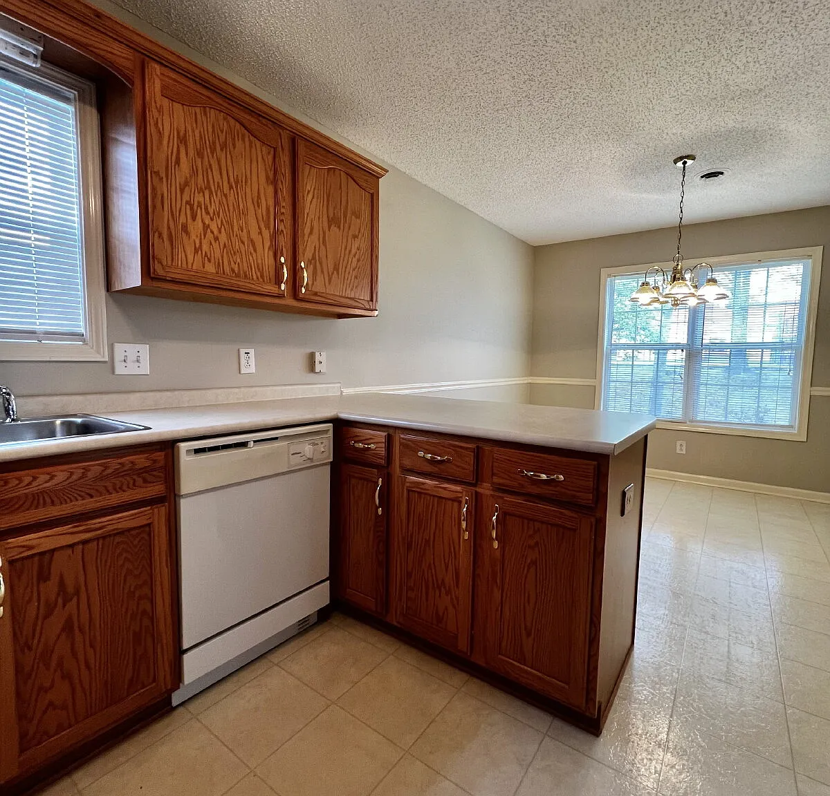 4 bed, 2.0 bath, 1563 sqft, $2,100 — Photo 4