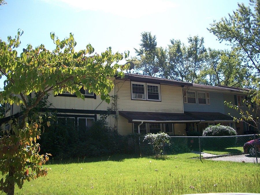 2nd image of 833 E Elm Ave