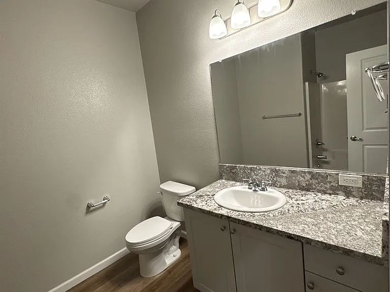 514 S Summit St #101-103 — Photo 8