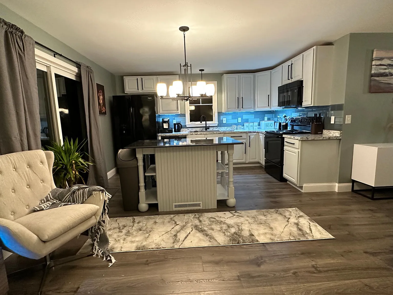 2 bed, 900 sqft, $2,100 — Photo 3