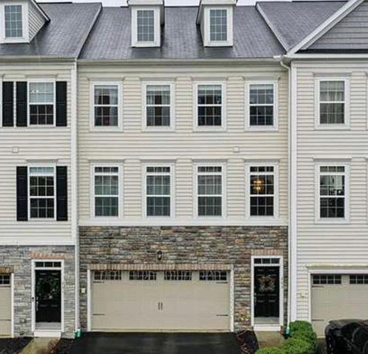 Beautiful townhome in THE LINKS AT CRANBERRY