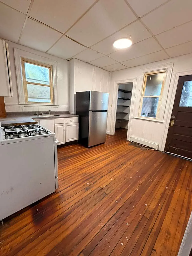 3 bed, 1300 sqft, $1,590 — Photo 1