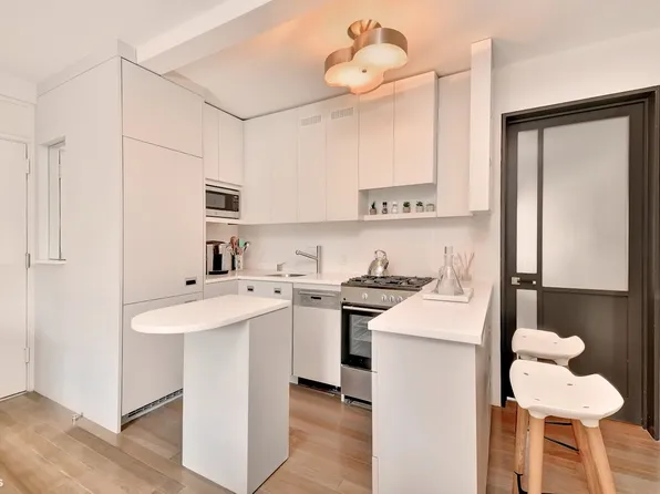 39 West 67th Street image 3 of 7