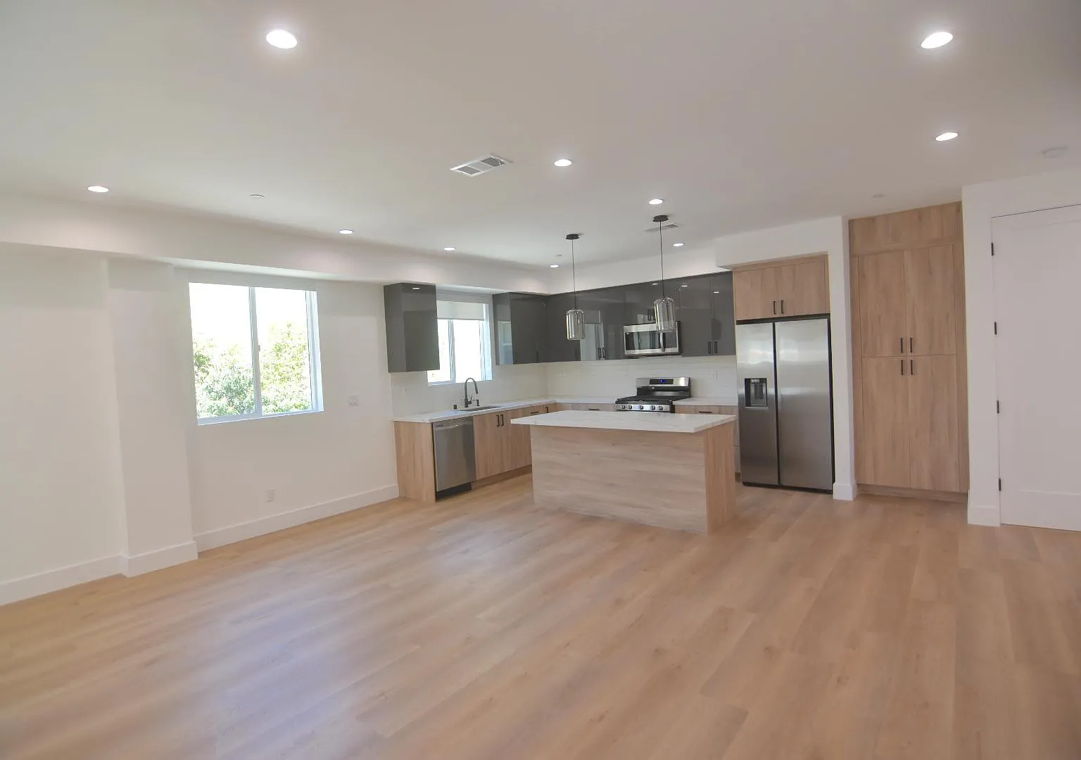 3 bed, $4,500 — Photo 1