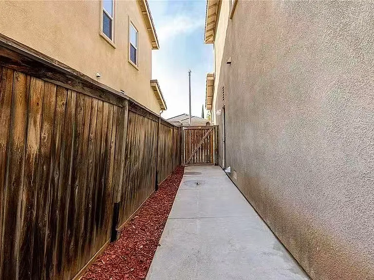 22358 Hawthorn Ave — Photo 17