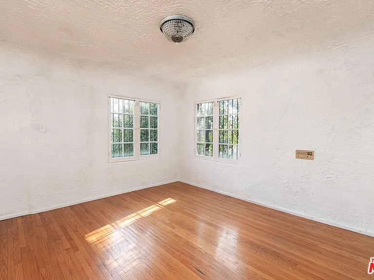 2030 Vine St — Photo 21