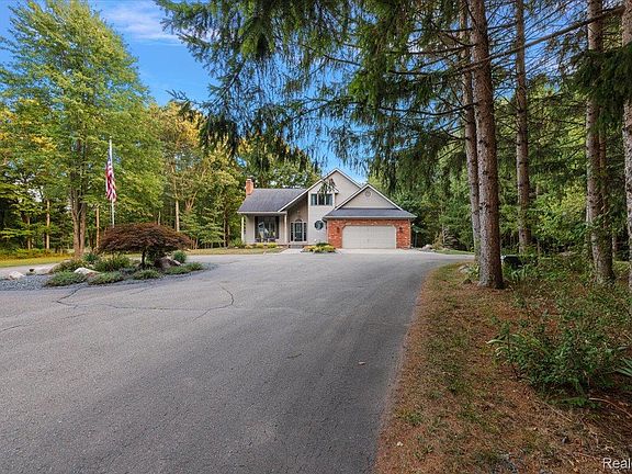 3rd image of 707 W Sutton Rd