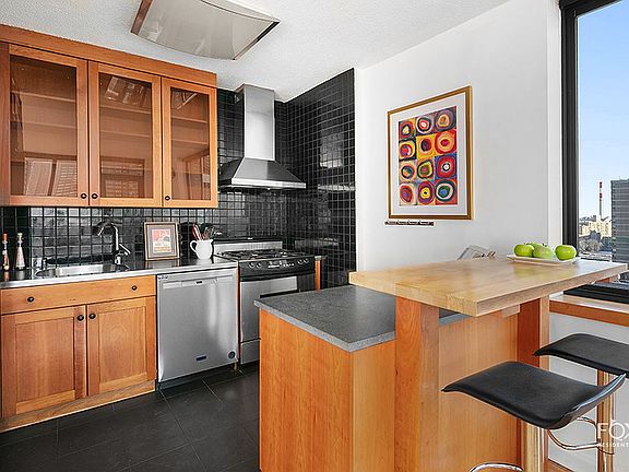 4th image of 403 E 62nd St APT 18B