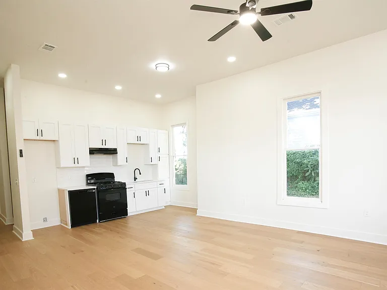 2324 W Daisy L Gatson Bates Dr #2 — Photo 5