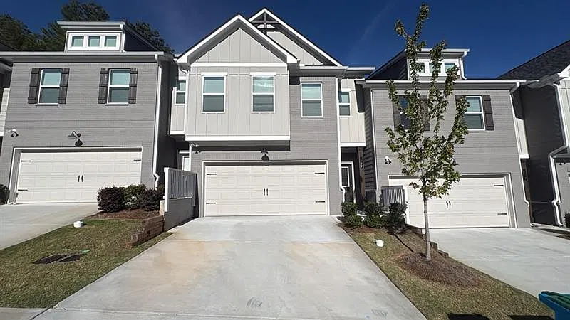 4 bed, 2326 sqft, $2,600 — Photo 4