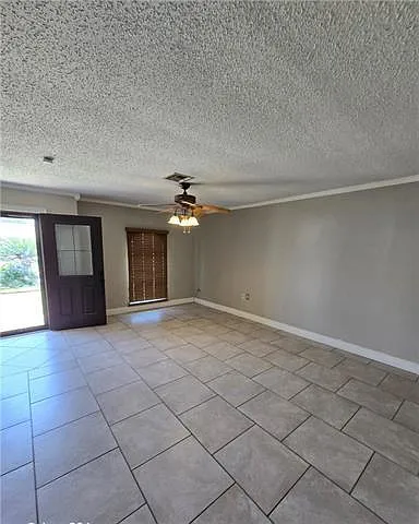 4 bed, 2.0 bath, 1271 sqft, $2,000 — Photo 2