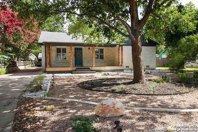 3 bed, 2.0 bath, 1981 sqft, $3,055 — Photo 2
