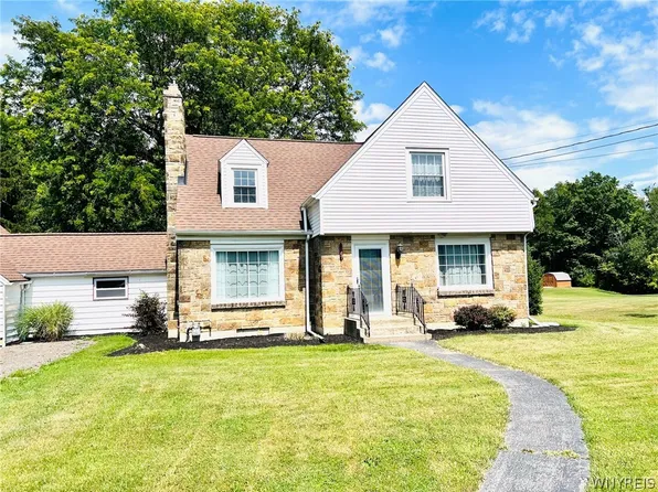 6667 Taylor Rd, Hamburg, NY 14075