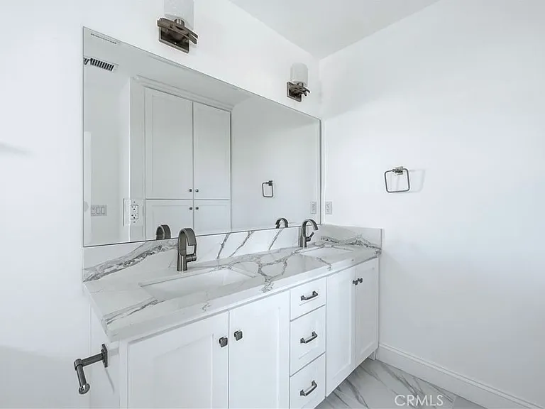 10538 La Reina Ave #4 — Photo 16