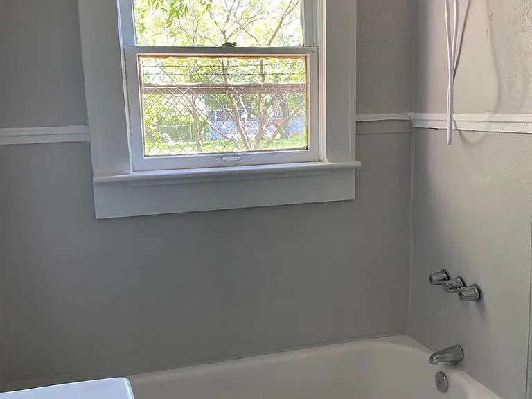909-911 Sunset Ave — Photo 12
