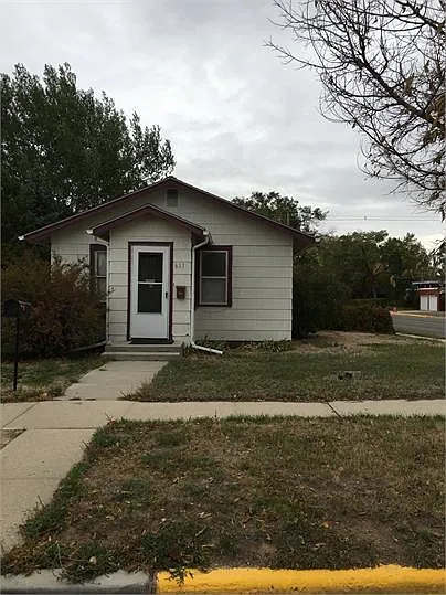 2 bed, 1 bath single family home with a garage! — Photo 1