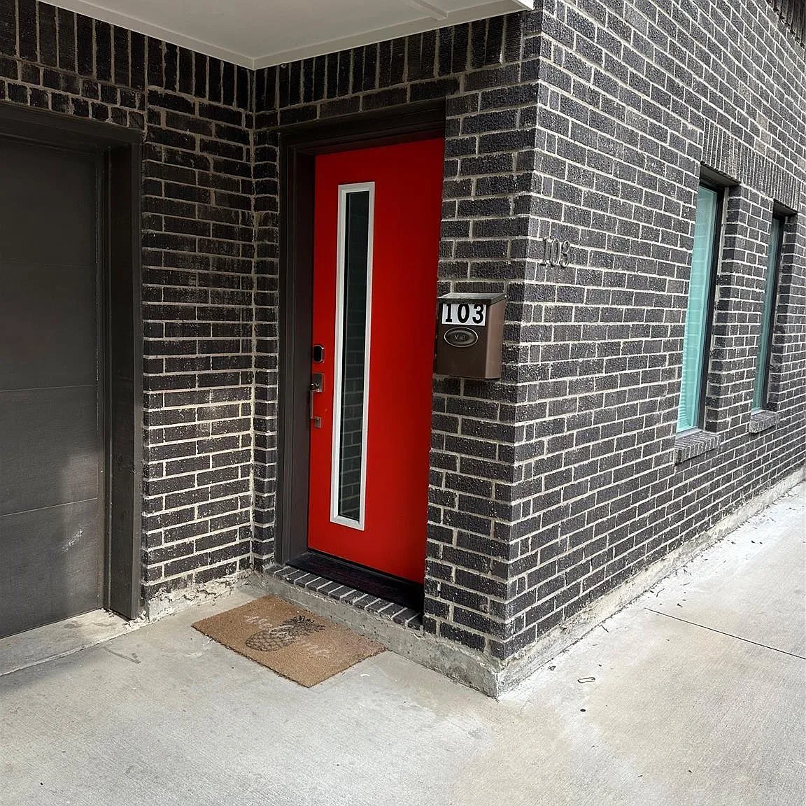 3 bed, 3.5 bath, 2326 sqft, $3,400 — Photo 2