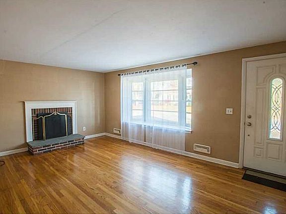 5th image of 27 Elmwood Dr