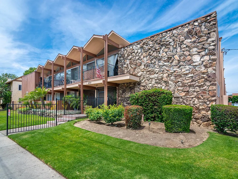 Roscoe Apartments