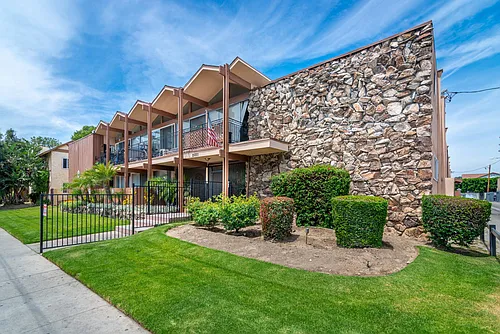 Roscoe Apartments Photo 1
