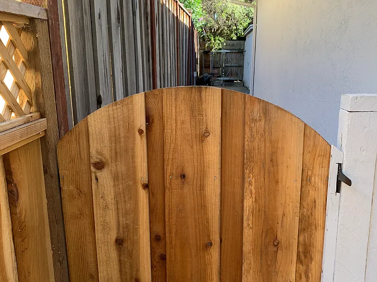 Convenient side gate with direct front-yard access
