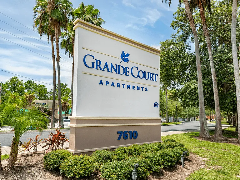 Grande Court Apartments — Photo 22
