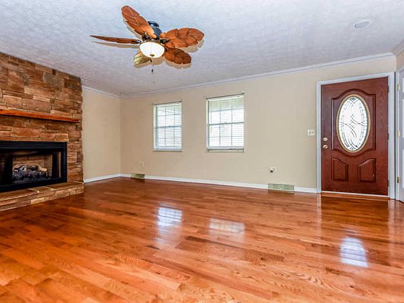 3rd image of 2812 Shady Ln