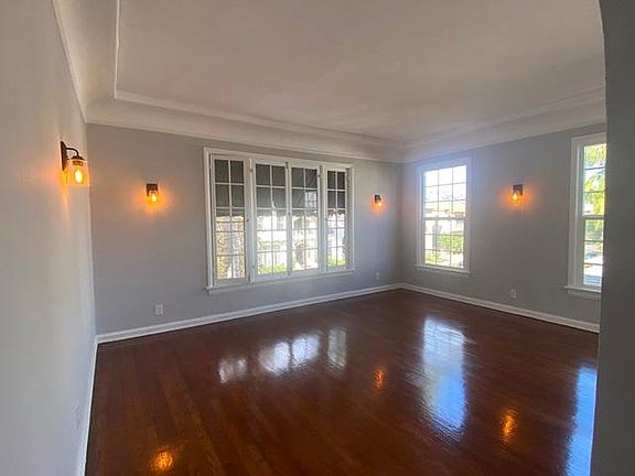 5th image of 404 N Sierra Bonita Ave