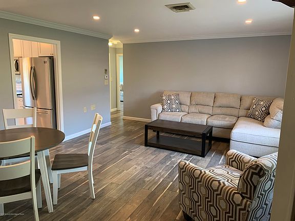 5th image of 935B Thornhill Ct