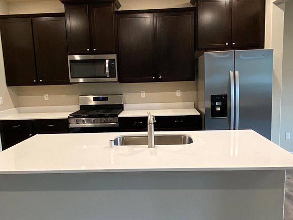 Quartz Countertop with Premium Faucets