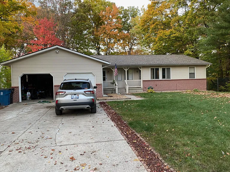1393 Carriage Hill Dr SE — Photo 1