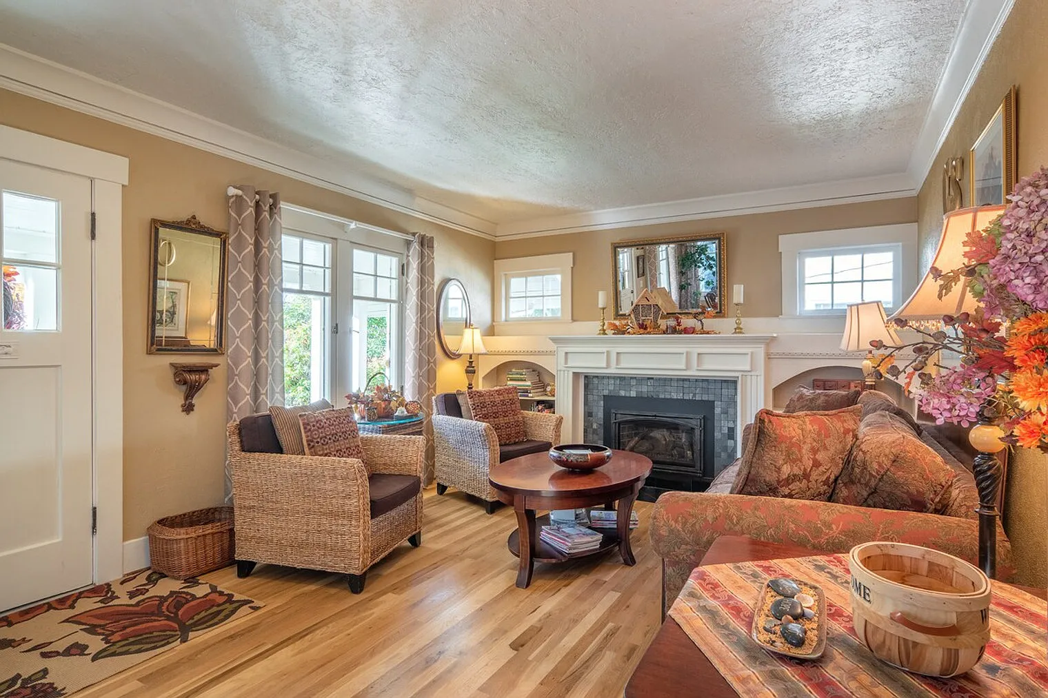 2 bed, 1.0 bath, 2325 sqft, $3,155 — Photo 3