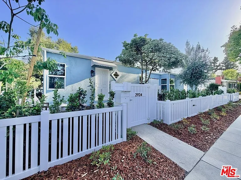 2924 W Riverside Dr — Photo 1