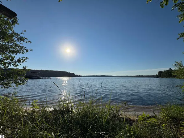 5414 Birch Glen Rd, Lake Ann, MI 49650